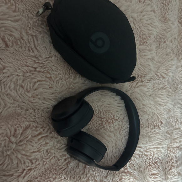 Beats Black Wireless Headphones with Case